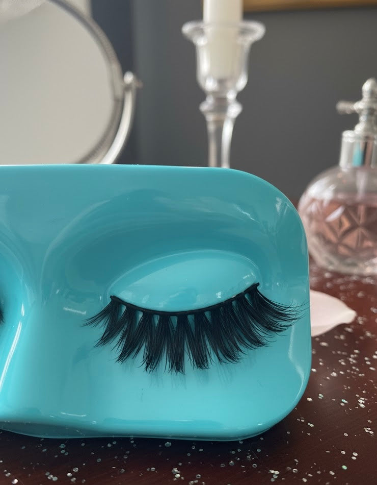 Jayianna: Effortlessly Chic Wispy Lashes